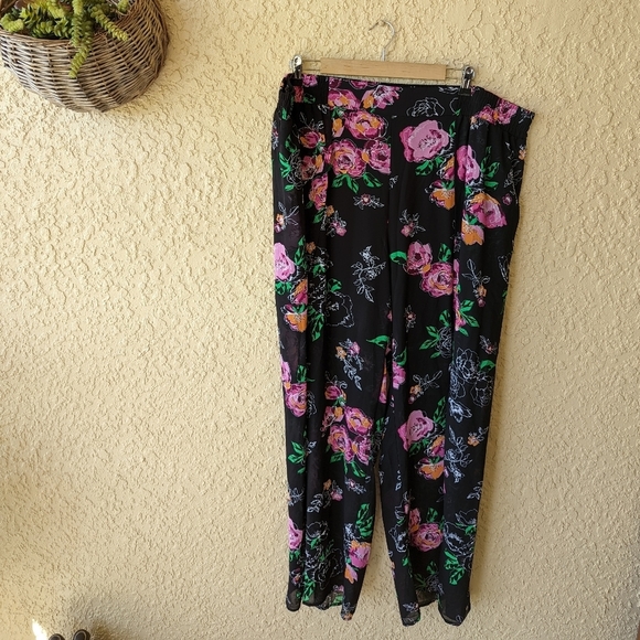 Torrid BLACK FLORAL CHIFFON TULIP LEG PANTDETAILS - Picture 2 of 5